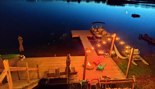 This cottage on the lake is a perfect place for a family vacation.