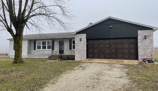 This country charm farmhouse is newly remodeled and super cute