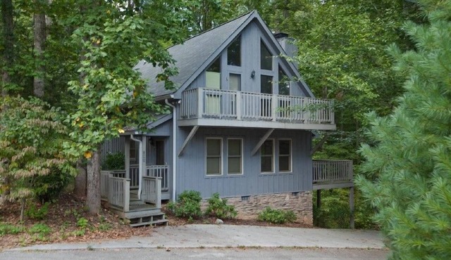 This country cottage located near the Great Smoky National Park