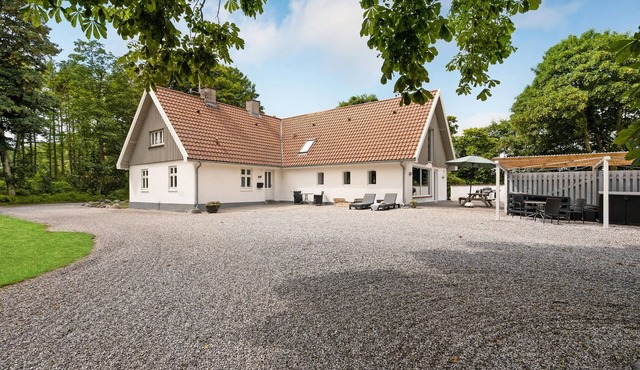 This cozy and well-maintained house is very idyllic and completely undisturbed.