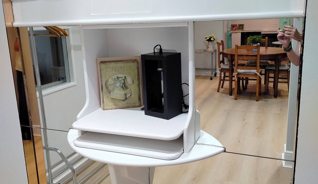This cozy apartment is centrally located. Subway station opposite.