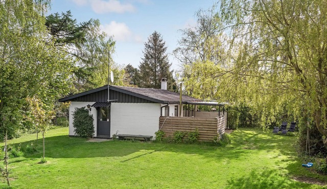 This cozy cottage is located in Sortsø Strand, near Stubbekøbing.