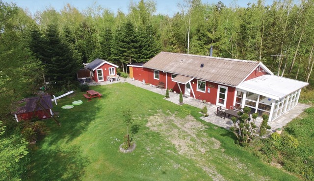 This cozy cottage is family friendly furnished with kitchen and living room with fireplace in open c