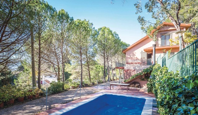 This cozy cottage is located in an excellent location at the foot of the mountains of Prades, a regi