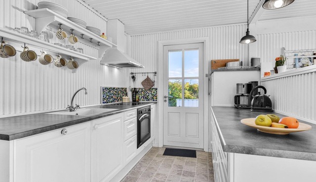 This cozy cottage with a panoramic view of the sea is located just a few steps from the water.