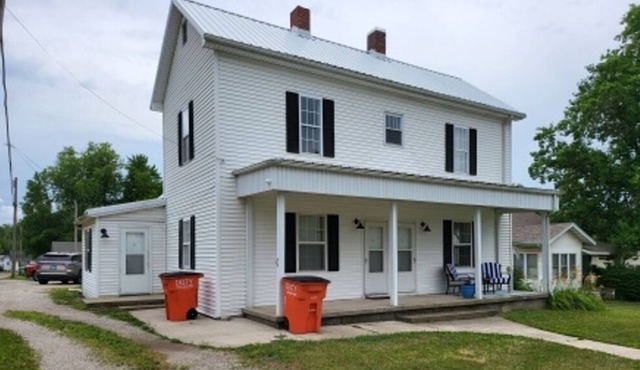 This cozy, furnished apartment is perfect for the traveling professional.