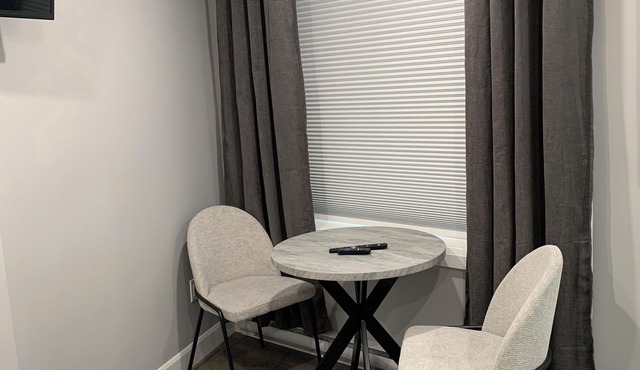 This cozy studio apartment has an ideal location in the heart of downtown.