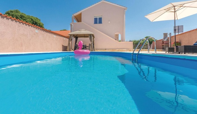 This cozy vacation house with pool consists of two floors connected by external stairs.