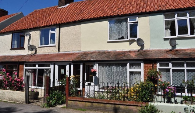 This delightful cottage located on Beeston Common, within walking distance of the town and beach