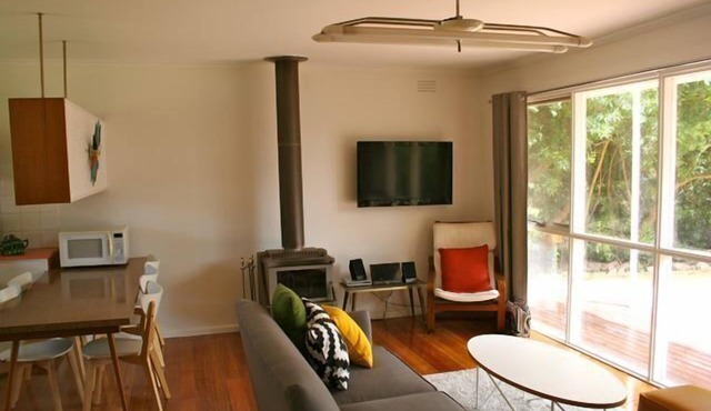 This delightful renovated 3 bedroom property sits on the border of Rye.