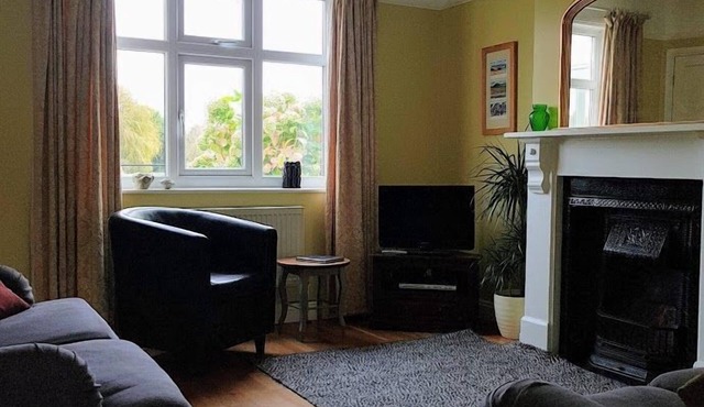 This delightful semi-detached cottage is close to walks, bird watching & minutes from the beach.