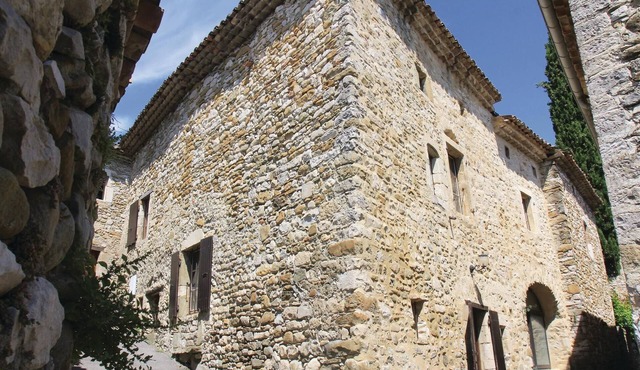 This delightful stone house is located in the hills of the picturesque village of Mana. Large stairs