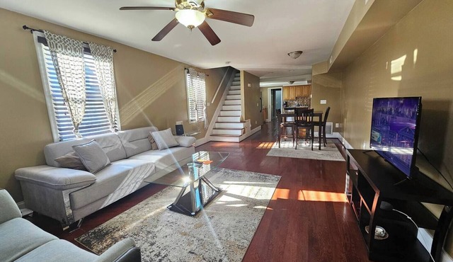 This duplex is a 3 bedroom(s), 2 bathrooms, located in Towson, MD.