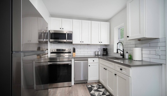 This duplex is a 4 bedroom(s), 2 bathrooms, located in Jacksonville, FL.