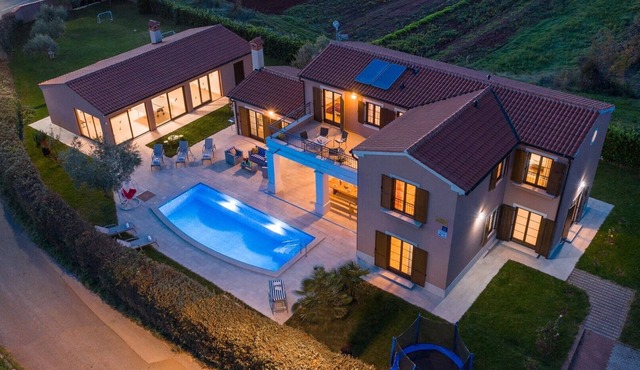 This exquisite property is settled among the gentle evergreen hills of the Barban area