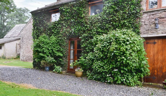 This family cottage is an ideal touring base for the Wye Valley and River Usk.