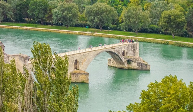 This family-friendly house with pool welcomes you to a fanatical location in Avignon.