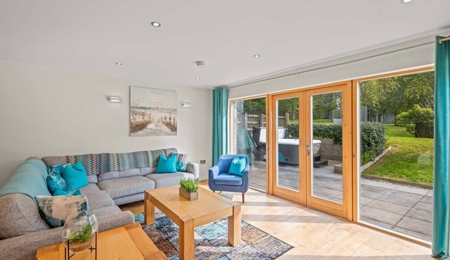 This fantastic pet friendly, contemporary property features a south-west facing balcony off the mas