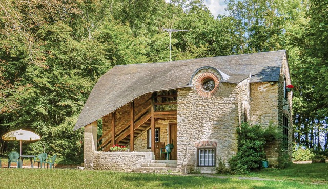 This former gardener's cottage offers a fantastic view of the surrounding fields and forests thanks