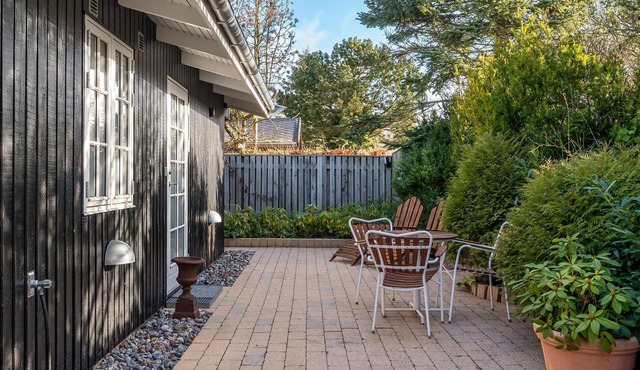 This friendly and tasteful holiday home with whirlpool welcomes you on the banks of Arresø.