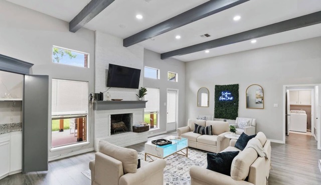 This fully renovated 3BR | 2BA home (2,000+ sq ft) offers the perfect mix of modern design, comfort, and space—ideal for families, groups, or extended stays. 🛏️ Bedrooms & Sleeping Spaces 2 King bedrooms 👑 1 Queen bedroom 🛌 1
