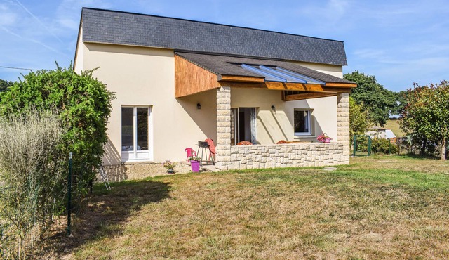 This functional and bright vacation home welcomes you to Brittany!