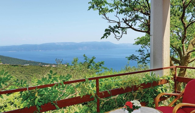 This functionally furnished apartment is located on a hill with a beautiful view of the sea and the