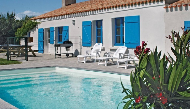 This ground-level vacation home welcomes its guests with a magnificent private pool and a spacious t