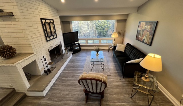 This guest house a 2 bedroom, 1 bathrooms, located in Peterborough, ON