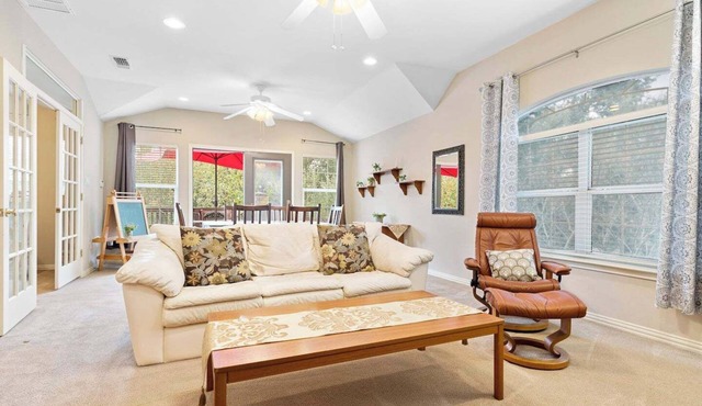 This guest house is a 2 bedroom(s), 1.5 bathrooms, located in Austin, TX.