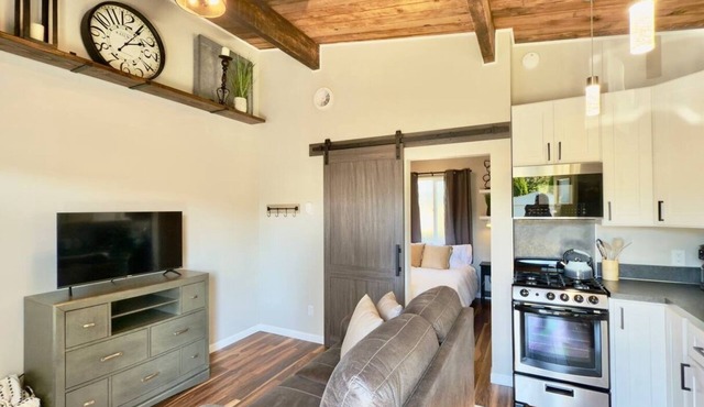 This guest house is a 1 bedroom(s), 1 bathrooms, located in Tumwater, WA.