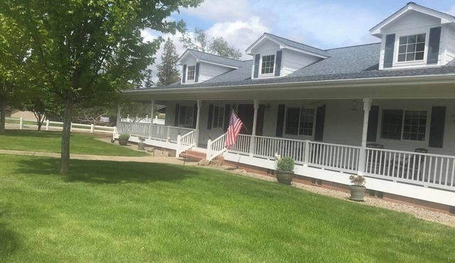 This guest suite is a 1 bedroom(s), 1 bathrooms, located in Shady Cove, OR.