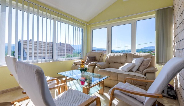 This holiday apartment with pool is located in the village of Bjagi, in the Dalmatian countryside.