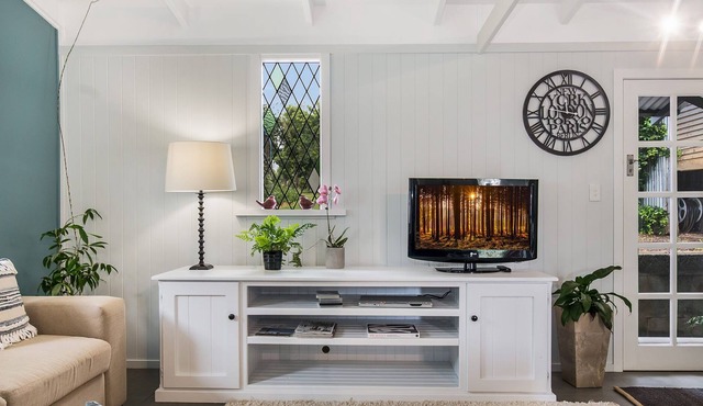 This holiday cottage is quaint, cosy and blends into the subtropical surrounding