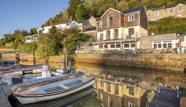 This holiday home is situated right on the water’s edge within the Malpas Marina