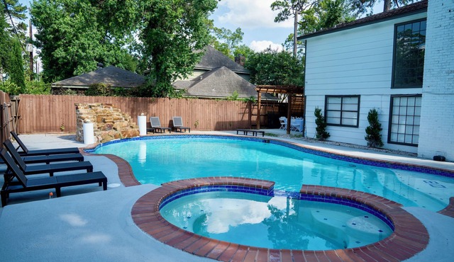 This home offers a fantastic value, pet-friendly,and boasts a refreshing pool.nn