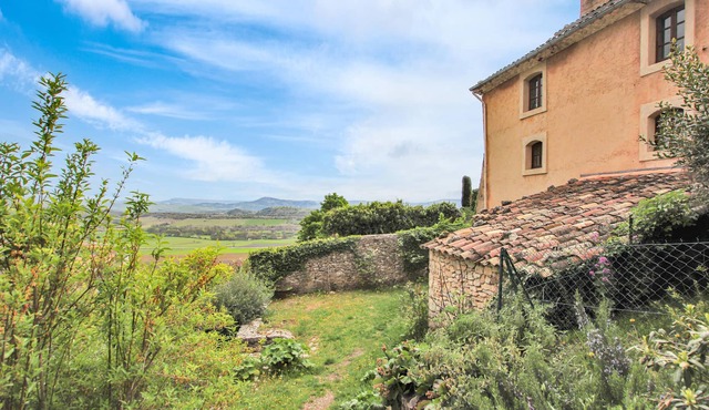 This house is fantastically located in the heart of the Luberon Regional Park, between the magnifice
