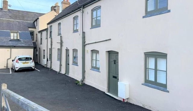 This house is a 1 bedroom(s), 1 bathrooms, located in Holywell, Wales.
