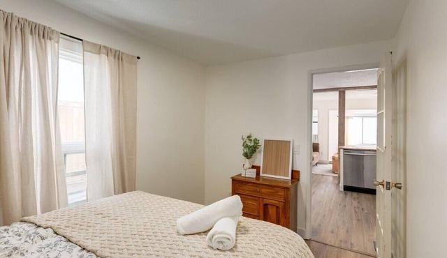 This house is a 1 bedroom(s), 1 bathrooms, located in Calgary, AB.