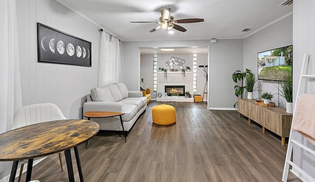 This house is a 2 bedroom(s), 1 bathrooms, located in Jacksonville, FL.