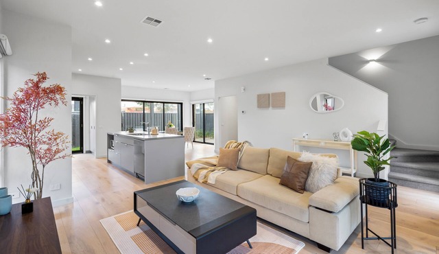 This house is a 3 bedroom(s), 2.5 bathrooms, located in Cheltenham, VIC.