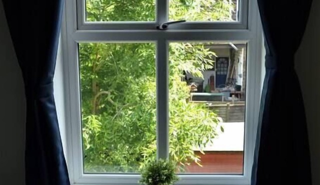 This house is a 3 bedroom(s), 1 bathrooms, located in Glossop, Derbyshire.