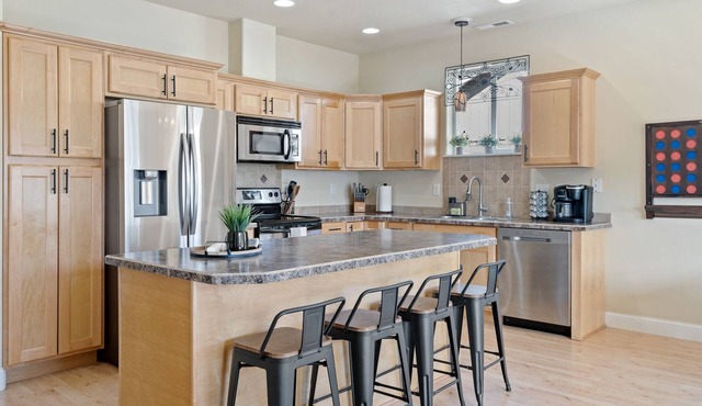 This house is a 3 bedroom(s), 2 bathrooms, located in Longview, WA.