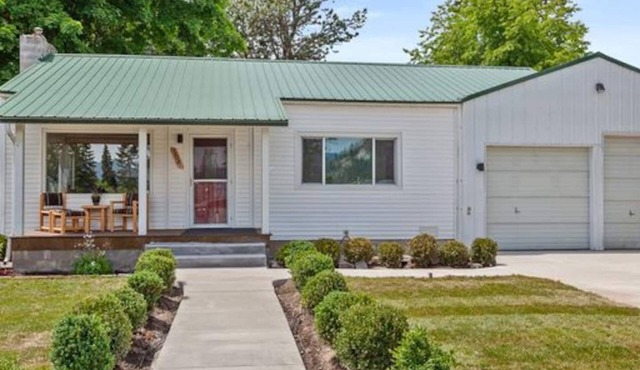 This house is a 3 bedroom(s), 2 bathrooms, located in Bayview, ID.