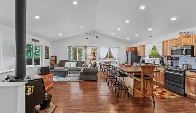 This house is a 3 bedroom(s), 2 bathrooms, located in Bayview, ID.