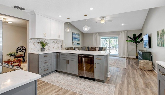 This house is a 3 bedroom(s), 2 bathrooms, located in Valrico, FL.