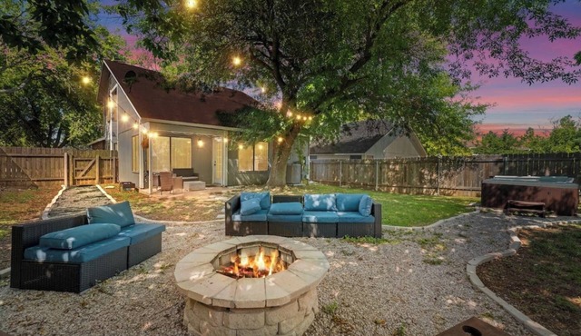 This house is a 3 bedroom(s), 2 bathrooms, located in Austin, TX.