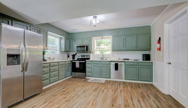 This house is a 3 bedroom(s), 3 bathrooms, located in Newnan, GA.