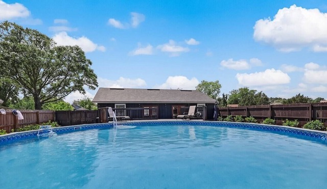 This house is a 3 bedroom(s), 2 bathrooms, located in Jacksonville, FL.