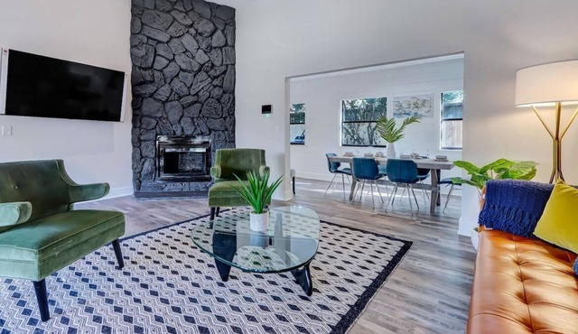 This house is a 3 bedroom(s), 2 bathrooms, located in Jacksonville, FL.